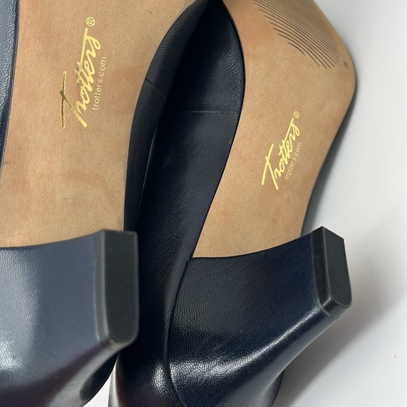 Trotters Leather Classic Slip On Pumps Dark Blue Kitten Heels Size 9.5 - NEW - Picture 10 of 11